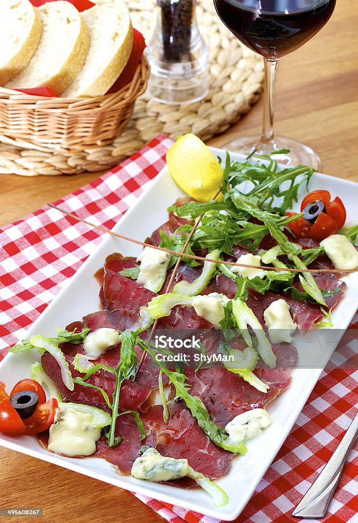 carpaccio de carne de res - Foto de stock de Alimento libre de derechos