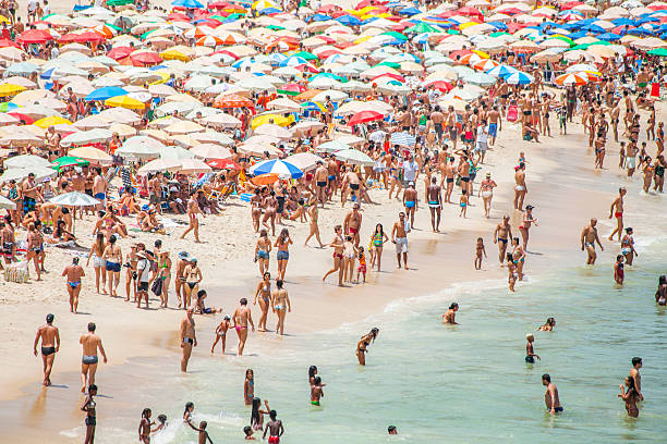пляж рио. - rio de janeiro copacabana beach ipanema beach brazil стоковые фото и изображения