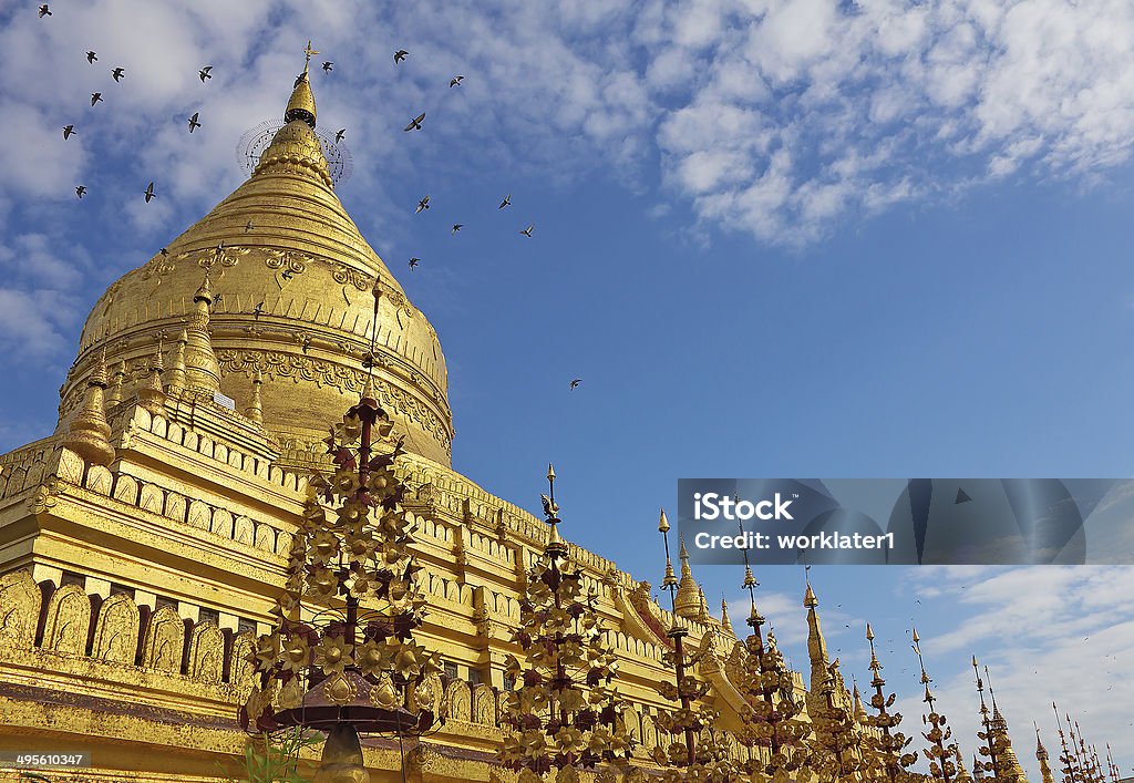 Shwezigon Pagoda (Paya) con palomas de bagán conexión - Foto de stock de Aguja - Chapitel libre de derechos