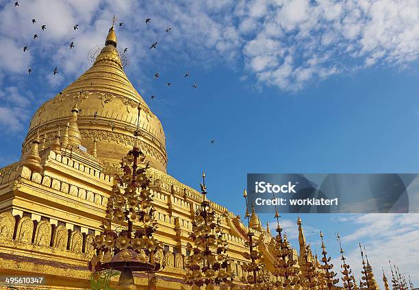 Shwezigon Paya Com Pagode A Voar Pombas De Bagan - Fotografias de stock e mais imagens de Animal - Animal, Ao Ar Livre, Arquitetura
