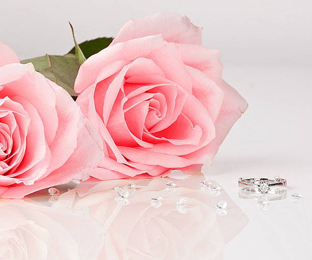 istock Beautiful diamond ring with pink roses 495610597