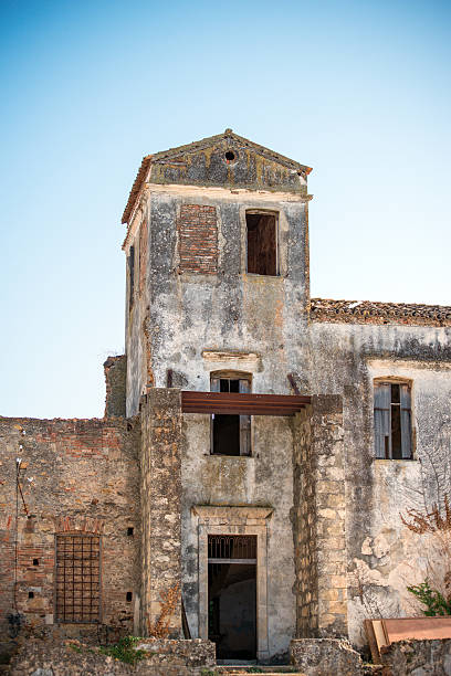 istock Dirty old abandoned unfinished house. 495612720