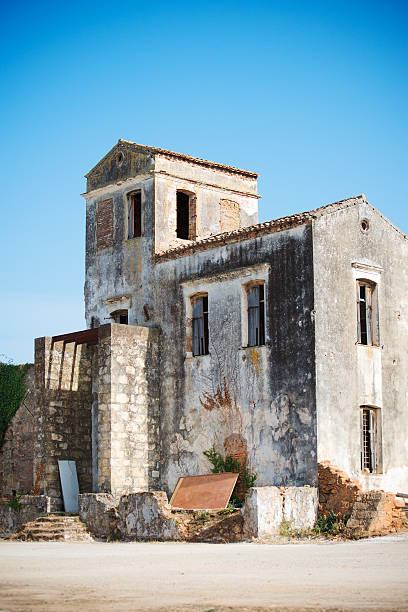 istock Dirty old abandoned unfinished house. 495612764