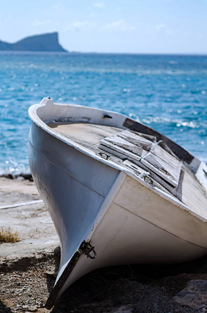 Bianco barca sulla riva del mare - foto stock