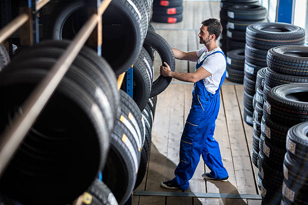 mecânico de carro escolha de pneus para veículos - tire car built structure surrogate - fotografias e filmes do acervo