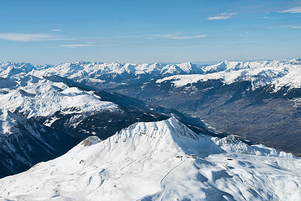 mountain range luftaufnahme winter landschaft der alpen - mont blanc ski slope european alps mountain range stock-fotos und bilder
