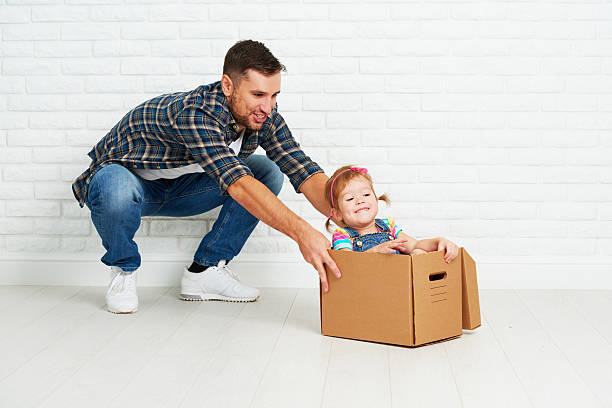 heureuse famille s'installe dans le nouveau appartement. - apartment contemporary action packing photos et images de collection