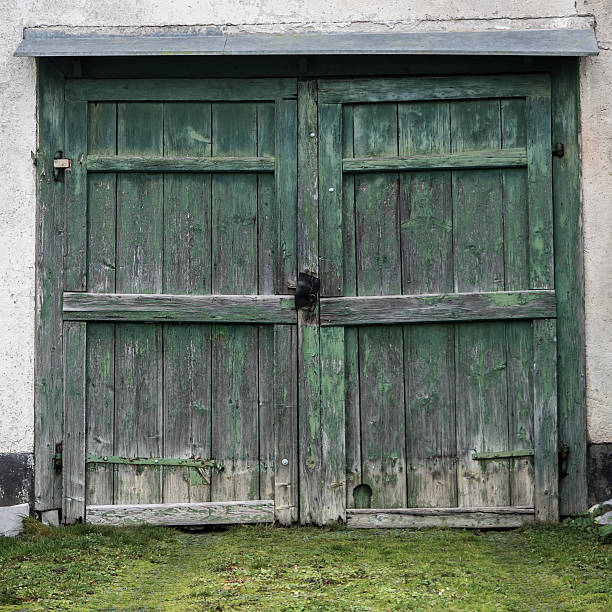 зеленая дверь - fahrspur стоковые фото и изображения
