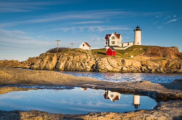 spiegelung der leuchtturm nubble - maine flag nubble lighthouse new england stock-fotos und bilder