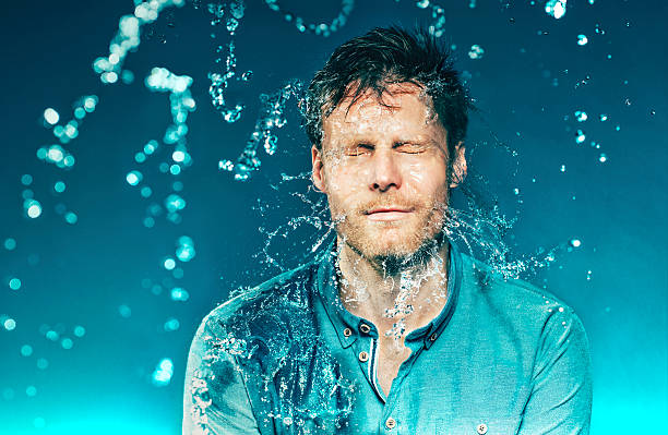balde de água toca um homem na cabeça - shower human face men wet - fotografias e filmes do acervo