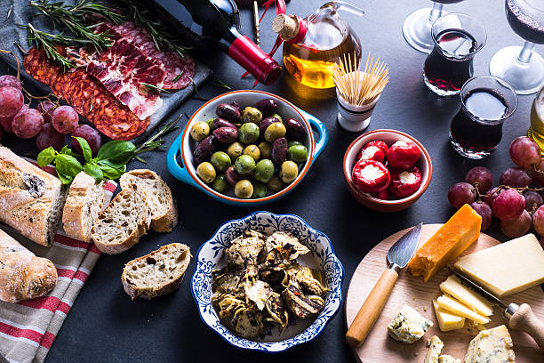 selezione di tapas tradizionali - wine cheese food salami foto e immagini stock