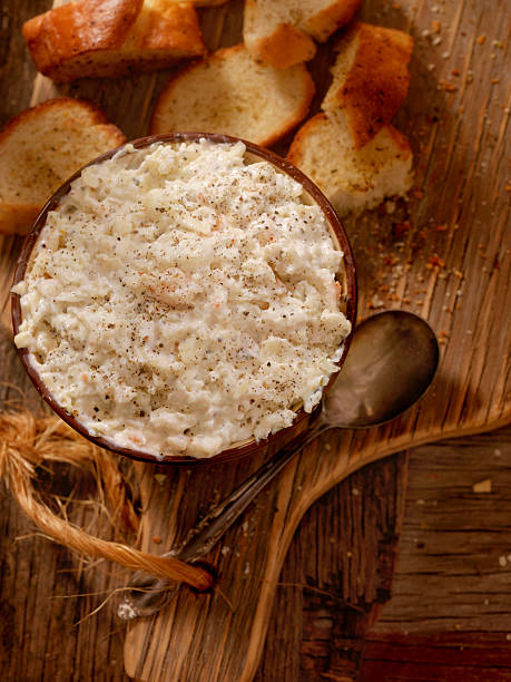 istock Creamy Crab Dip with Crusty Bread 495624322