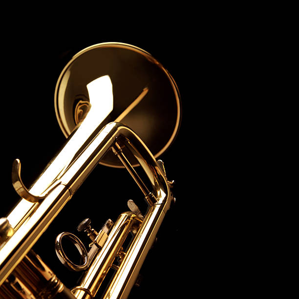 trompeta sobre fondo negro - close up nightclub trumpet nobody fotografías e imágenes de stock