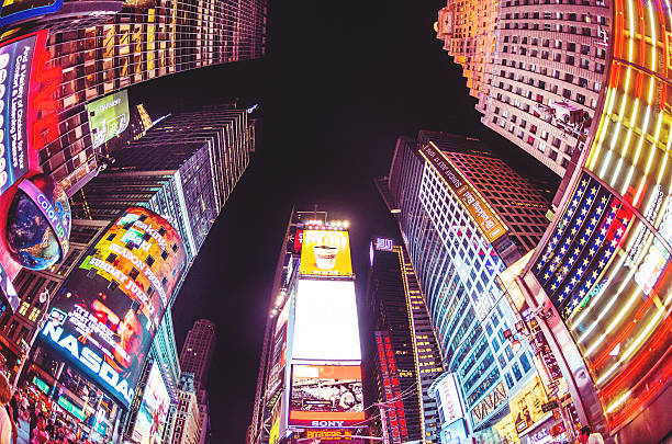 times square valla publicitaria en los edificios - times square night broadway new york city fotografías e imágenes de stock