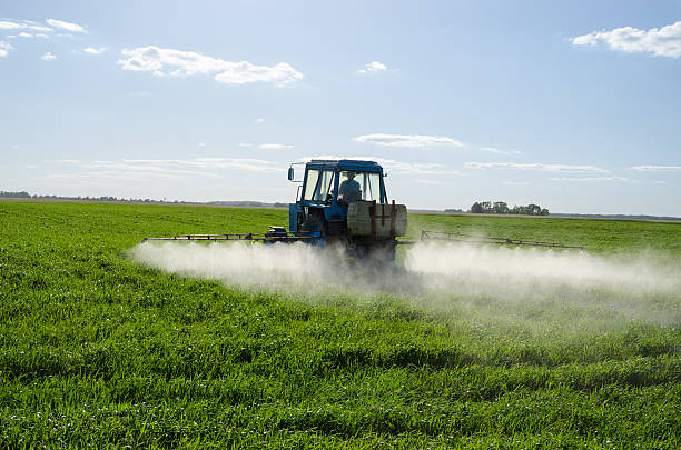 campo trattore spray fertilize pesticidi chimici - spraying agriculture farm herbicide foto e immagini stock