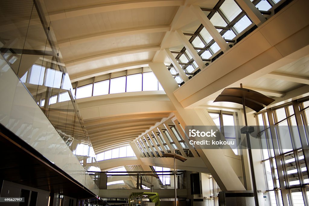 Аэропорт оформленный в теплых свет - Стоковые фото Авиакосмическая промышленность роялти-фри