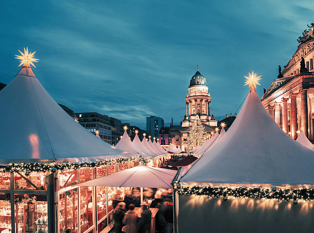 weihnachtsmarkt in berlin, getönt, text-platz - christkindlmarkt stock-fotos und bilder