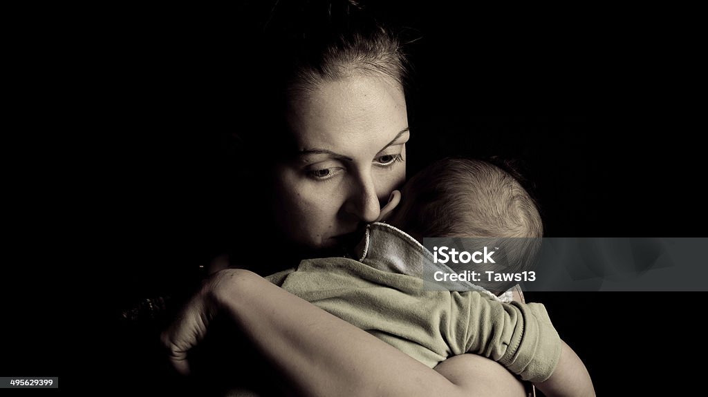 Madre dando a su hijo les - Foto de stock de Tristeza libre de derechos