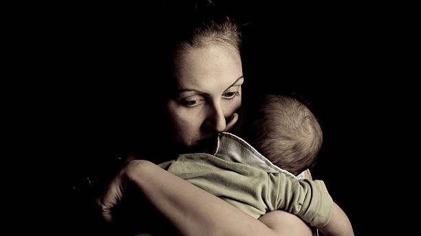 mãe dando amor a sua criança - aciculum - fotografias e filmes do acervo