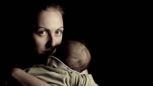 madre dando a su hijo les - aciculum fotografías e imágenes de stock