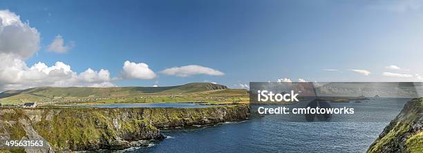 Panorama Della Costa Dellislanda Valentia - Fotografie stock e altre immagini di Ambientazione esterna - Ambientazione esterna, Anello di Kerry, Baia