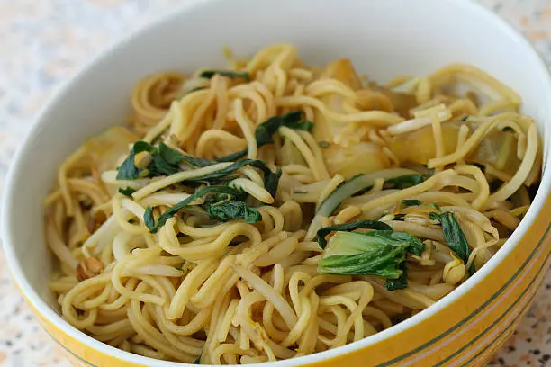 Chinese noodles with beansprouts and paksoy