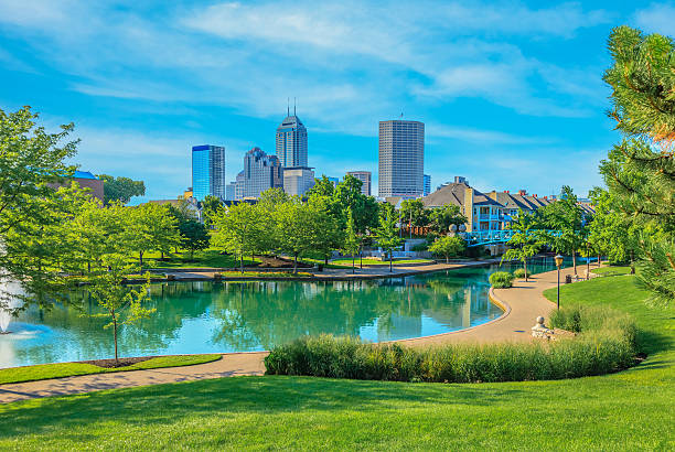 skyscrapers do skyline de indianapolis, indiana - indianapolis skyline cityscape indiana imagens e fotografias de stock