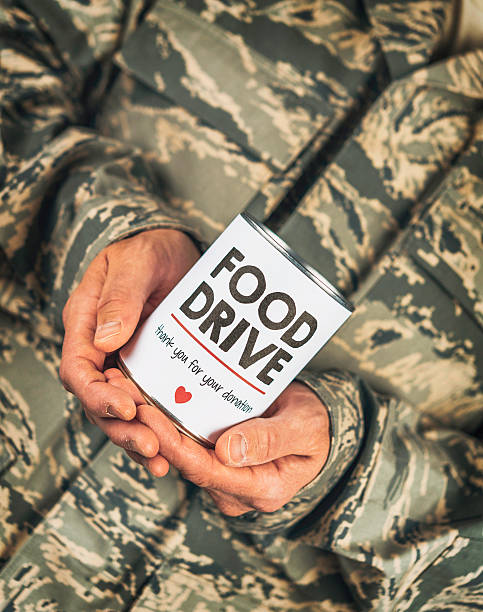 военной службы членов рекламу продуктов drive - food canned food drive motivation стоковые фото и изображения