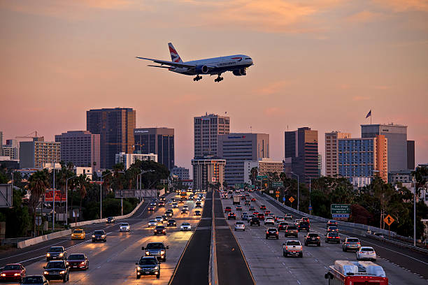 aviões a jato sobre o desembarque abordagem a voar baixo sobre cidade freeway - jet way imagens e fotografias de stock