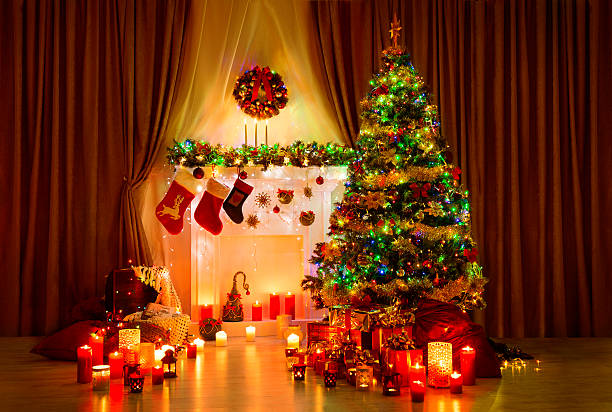 arbre de noël, noël et la nuit, les lumières de la décoration intérieure de la cheminée - new year wall decoration gift photos et images de collection