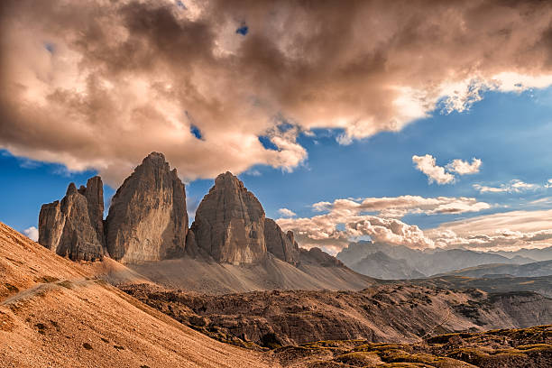 cortina d'ampezzo, vista di tre cime di lavaredo-drei zinnen - tofane foto e immagini stock