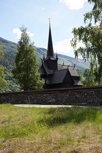 noruego iglesia de madera. - lom church stavkirke norway fotografías e imágenes de stock