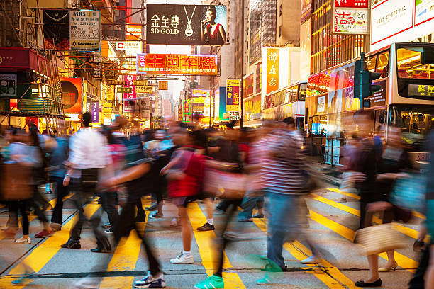 ludzie śpieszysz, przez hongkong - women walking shopping street zdjęcia i obrazy z banku zdjęć