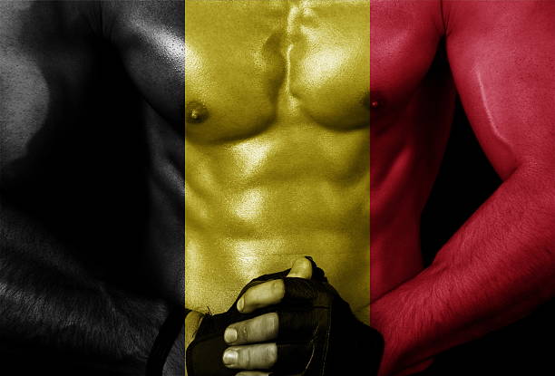 muscles avec drapeau - muscular build flag athlete body building photos et images de collection