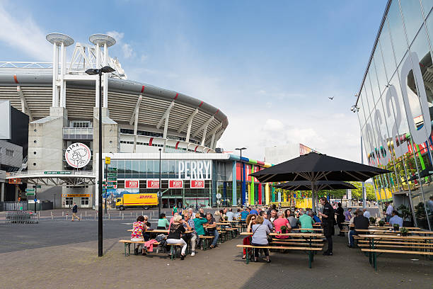 pessoas sentado em um terrace perto estádio de futebol de amesterdão holanda - coffee time restaurant imagens e fotografias de stock