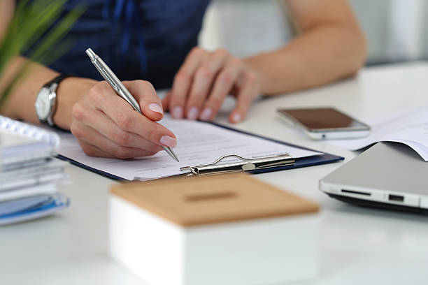 gros plan de femme les mains travaillant sur le bureau - planning secretary finance business photos et images de collection