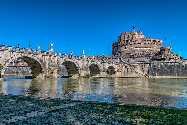 castel sant'angelo - bernini castel fort tiber river stock-fotos und bilder