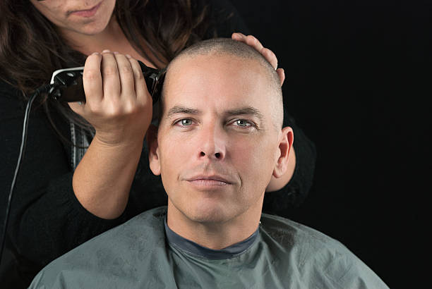 estilista shaves mans de - cabeza afeitada fotografías e imágenes de stock