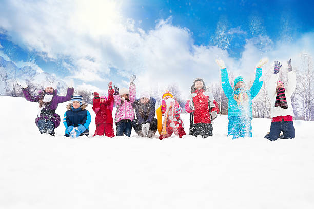 grupo de crianças fazendo neve no ar - snowball snow play throwing - fotografias e filmes do acervo