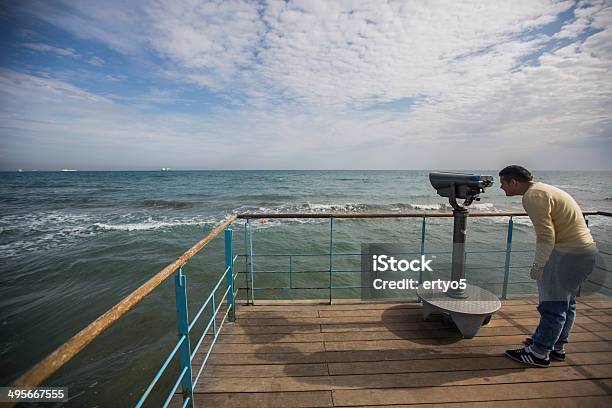 Homem Olha Sobre Oecan - Fotografias de stock e mais imagens de Admirar a Vista - Admirar a Vista, Ao Ar Livre, Apanhar Sol