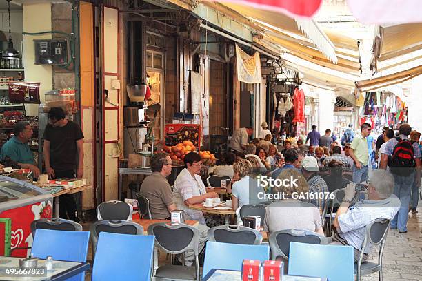 El Café Al Aire Libre En La Antigua Ciudad De Jerusalén Foto de stock y más banco de imágenes de Jerusalén