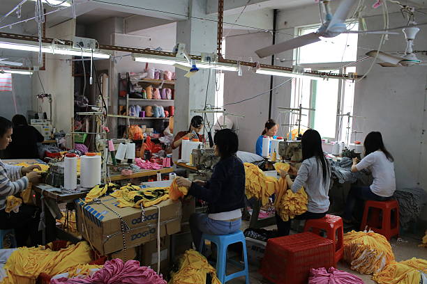produzione cina fabbrica di piccole dimensioni - sewing textile garment industry foto e immagini stock