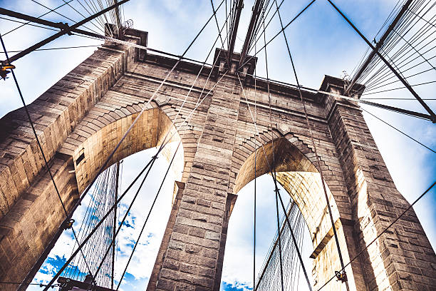 a ponte de brooklyn - brooklyn bridge bridge brooklyn stone imagens e fotografias de stock