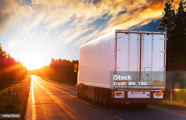 Weiße Lkw Auf Einer Straße In Der Polar Nacht Stockfoto und mehr Bilder von Schweres Nutzfahrzeug - Schweres Nutzfahrzeug, Lastzug, Verkehrswesen