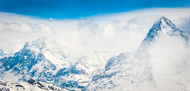 alpes north face de eiger con vista panorámica a los picos de las montañas de suiza - north face eiger mountain fotografías e imágenes de stock