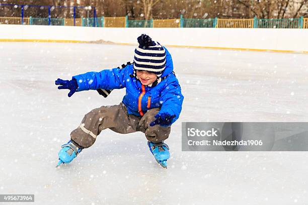 Carino Piccolo Ragazzo Di Imparare A Skate In Inverno - Fotografie stock e altre immagini di Pattinaggio sul ghiaccio