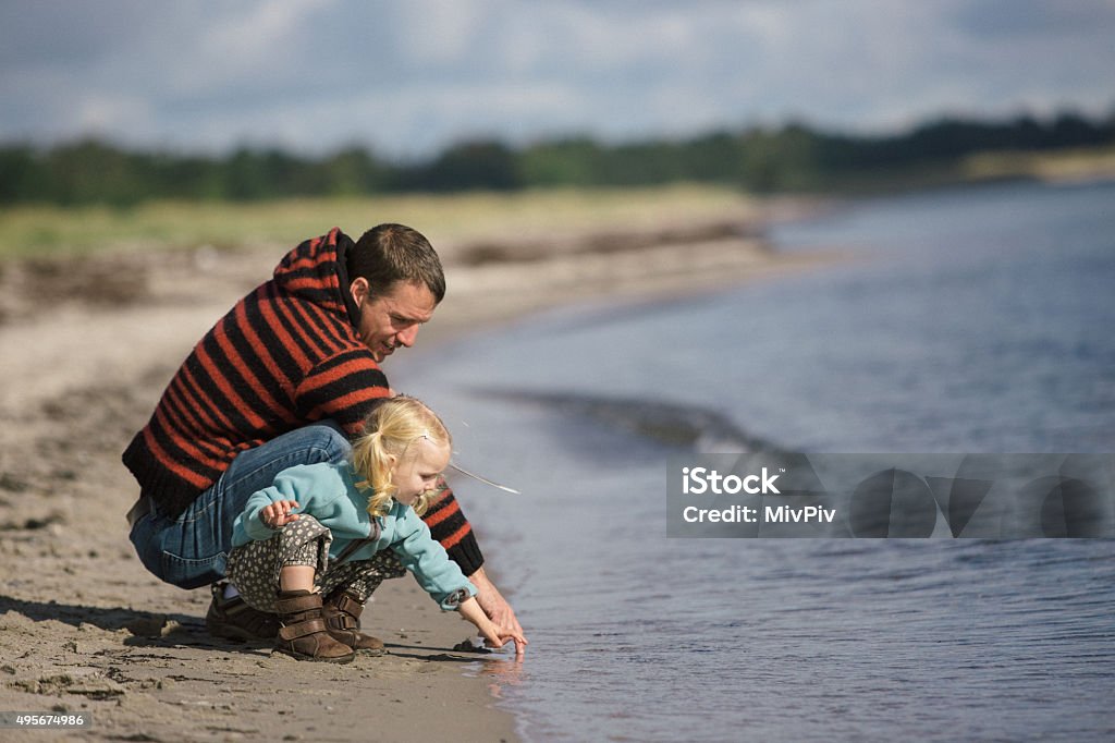 Kleinkind Mädchen mit Vater auf den Strand - Lizenzfrei Dänemark Stock-Foto