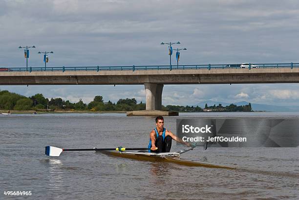 Jovem Remar Um Barco A Remos No Rio Fraser - Fotografias de stock e mais imagens de Adulto - Adulto, América do Norte, Ao Ar Livre