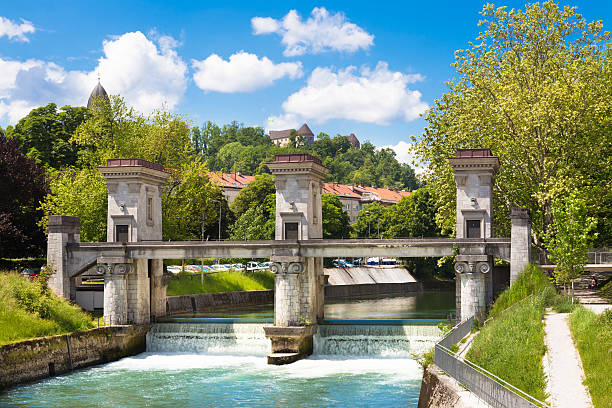 compuerta sobre el río ljubljanica, liubliana, eslovenia. - castle slovenia winter snow fotografías e imágenes de stock