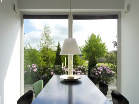 modern dining room with view to the garden